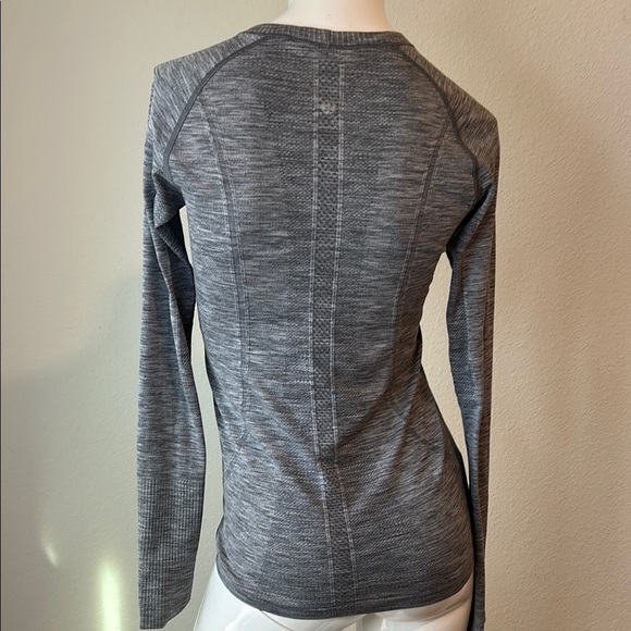 Lululemon Athletica Gray Fitted Long Sleeve Tee - Picture 6 of 10